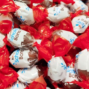 Kinder Schoko-Bons werden von Ferrero hergestellt. Allerdings momentan nicht in Arlon. Das Werk wurde wegen des Auftretens von Salmonellen vorübergehend stillgelegt.