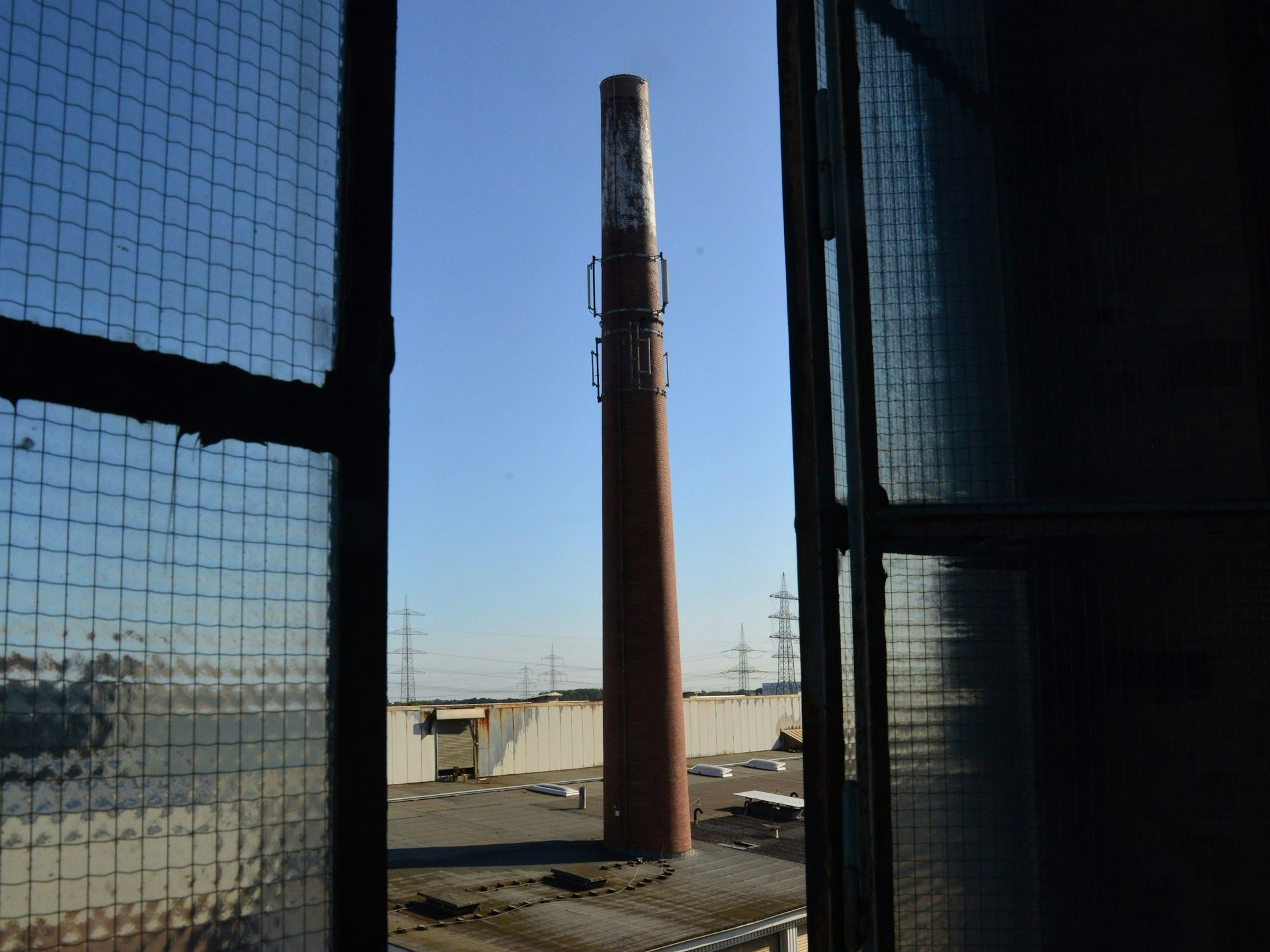 Das Bild zeigt einen Schornstein einer alten Tonröhrenfabrik.