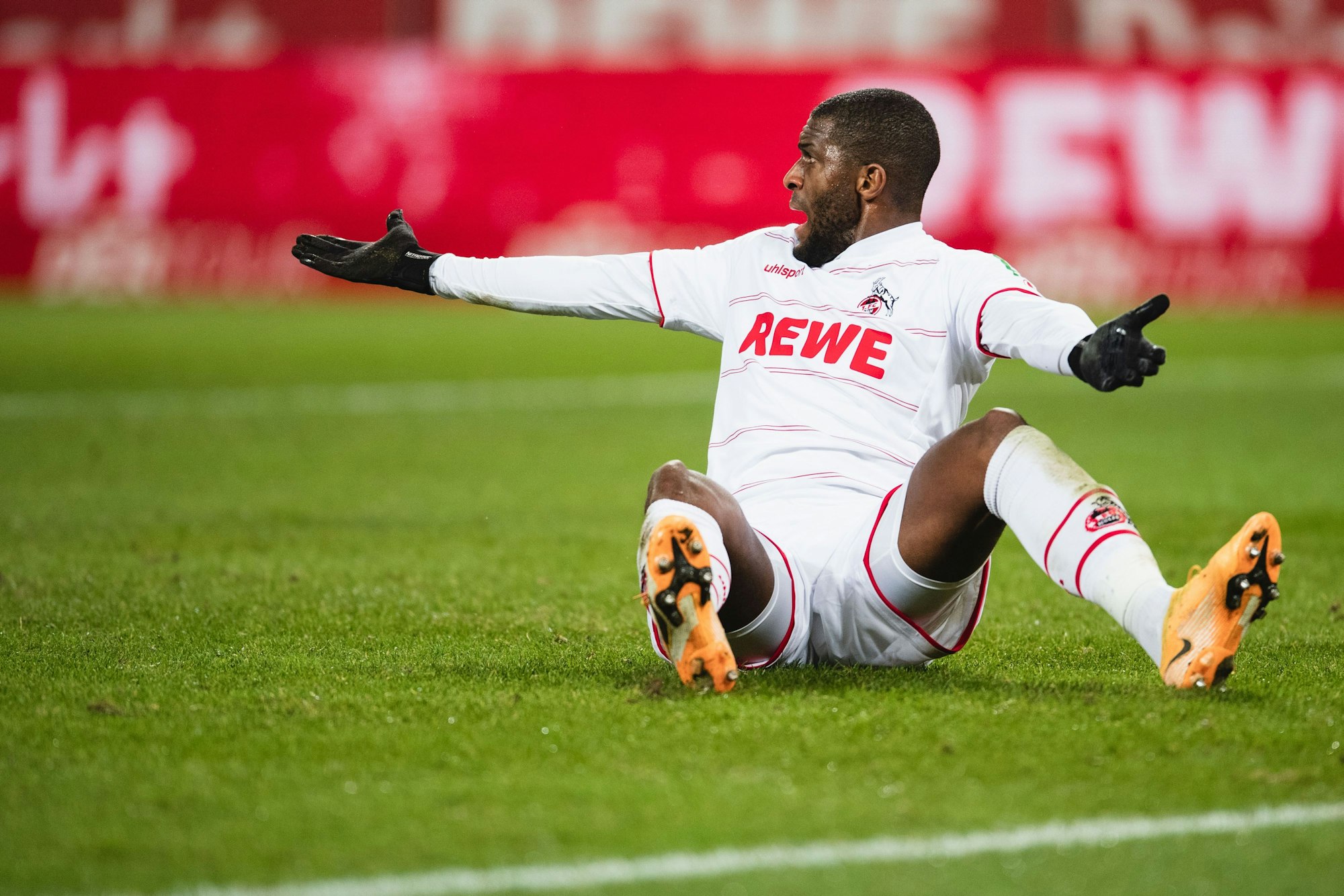 Anthony Modeste beschwert sich im Trikot des 1. FC Köln über eine Schiedsrichterentscheidung.