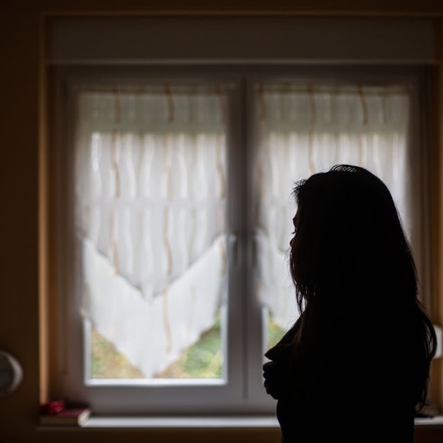 Eine Frau steht im Frauenhaus in Herne (Nordrhein-Westfalen) vor dem Fenster (Archivbild)