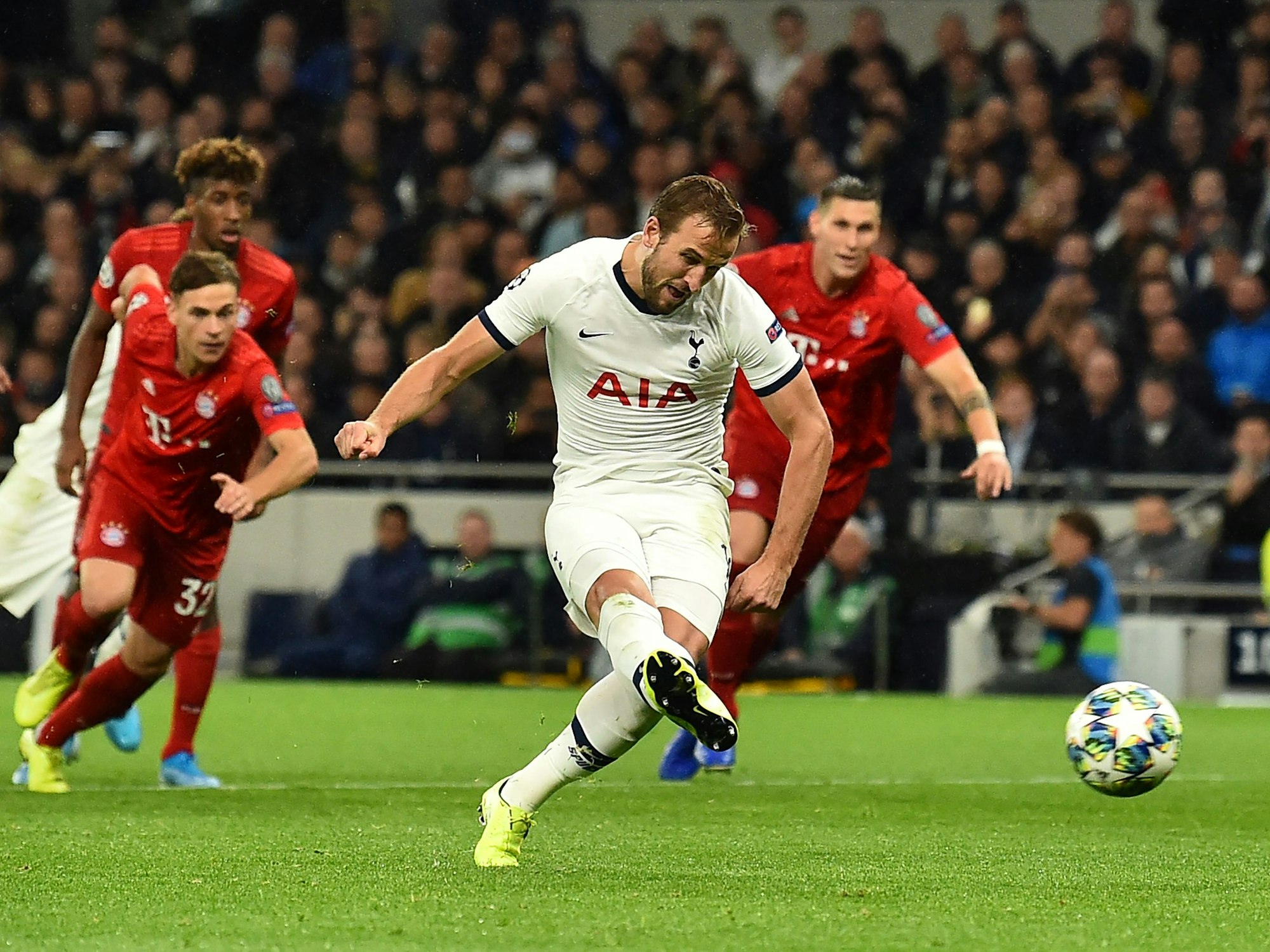 Harry Kane trifft per Elfmeter für Tottenham gegen den FC Bayern.