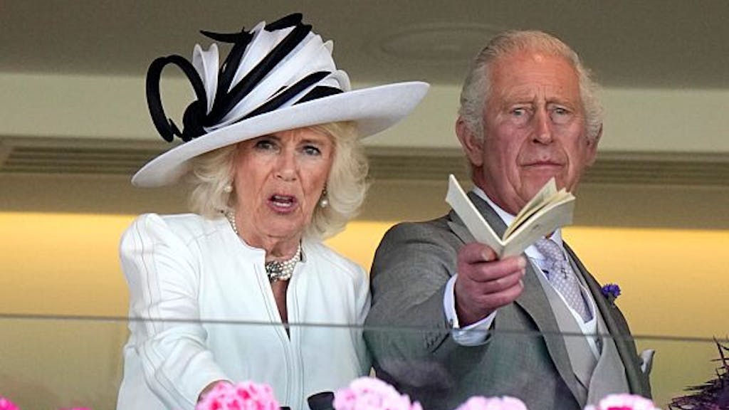 Königin Camilla und König Charles III. von Großbritannien beobachten ein Pferderennen.