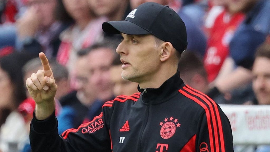 Thomas Tuchel hebt in der Coaching-Zone des FC Bayern den Zeigefinger.