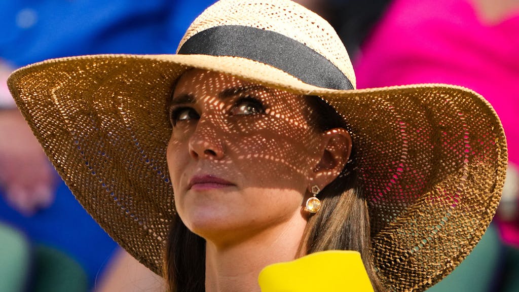 Prinzessin Kate trägt beim Wimbledon-Besuch 2022 in der Royal Box einen großen Sonnenhut.
