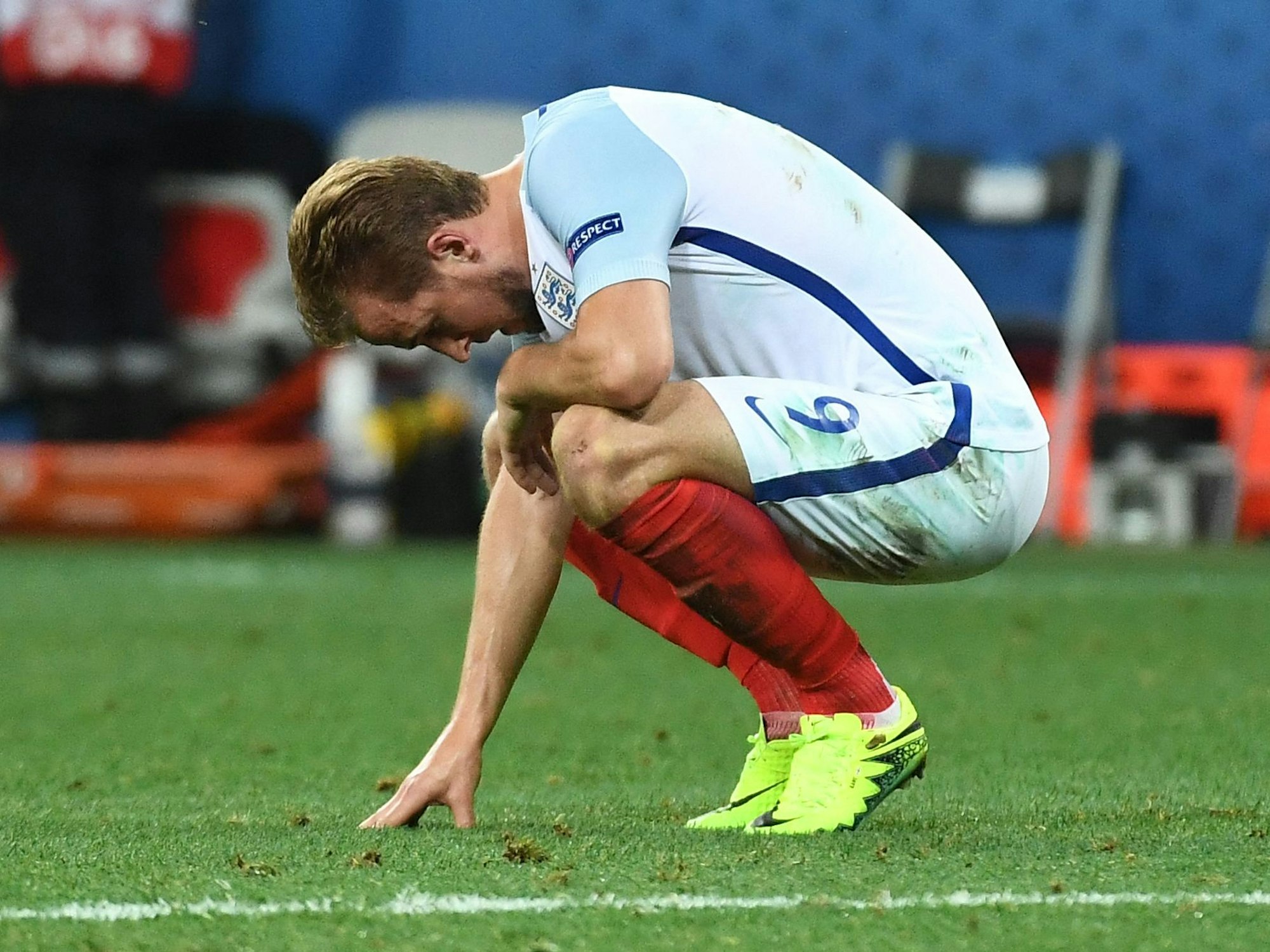 Harry Kane hockt nach einer Niederlage mit England auf dem Rasen.