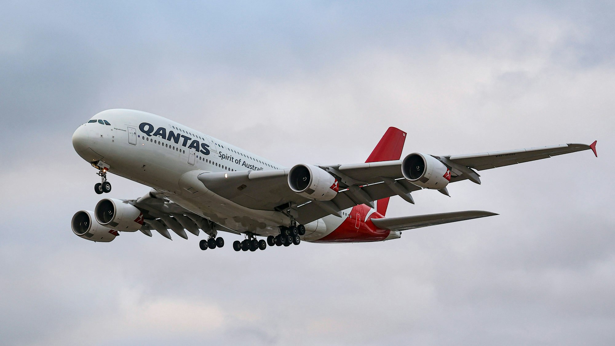 Ein Airbus A380 der australischen Fluggesellschaft Qantas im Steigflug am Flughafen London-Heathrow. (Symbolbild)