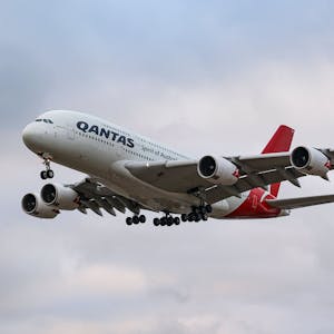 Ein Airbus A380 der australischen Fluggesellschaft Qantas im Steigflug am Flughafen London-Heathrow. (Symbolbild)