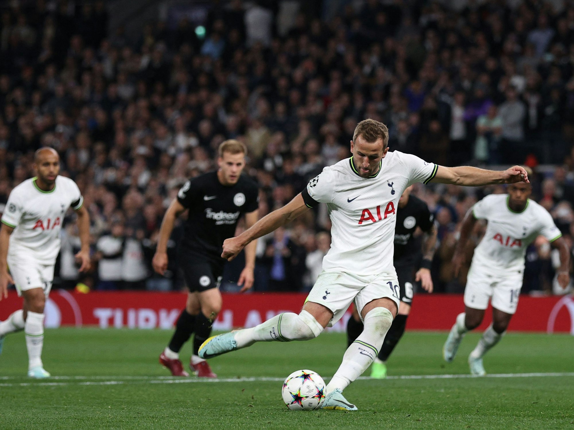 Harry Kane verwandelt einen Elfmeter für Tottenham in der Champions League gegen Eintracht Frankfurt.