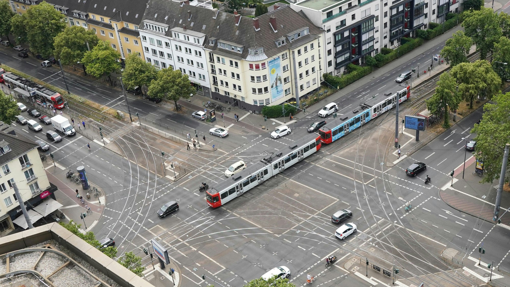 Eine Stadtbahn der  Kölner Verkehrsbetriebe der Linie 13 ist auf der Kreuzung Aachener Straße/ Gürtel in Köln auf den Gleisen unterwegs.
