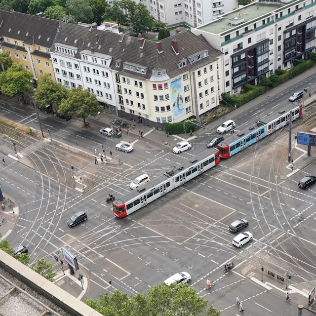 Zu sehen ist die Kreuzung Aachener Straße/Gürtel in Köln.