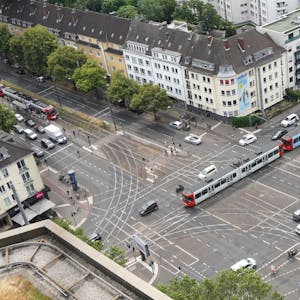 Eine Stadtbahn der  Kölner Verkehrsbetriebe der Linie 13 ist auf der Kreuzung Aachener Straße/ Gürtel in Köln auf den Gleisen unterwegs.