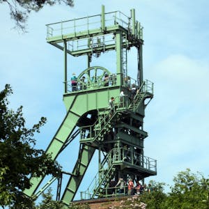 Unterwegs auf dem Bergbauweg in Hoffnungsthal gibt es viele Spuren der Vergangenheit, wie der Förderturm des früheren Hauptschachts der Grube Lüderich.