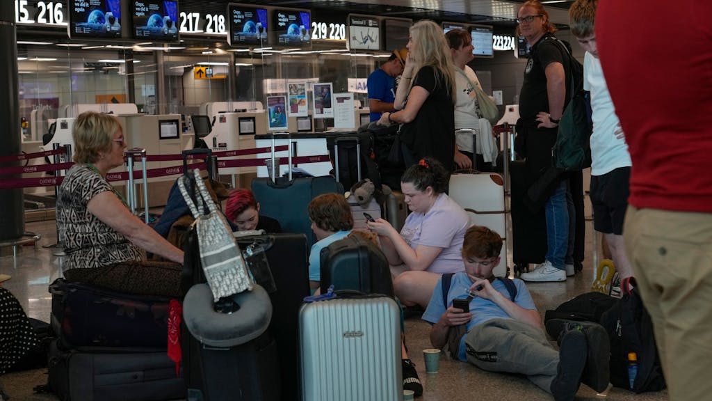 Passagiere warten auf die Abfertigung ihrer Flüge während eines landesweiten Streiks auf dem internationalen Flughafen Rom Fiumicino.