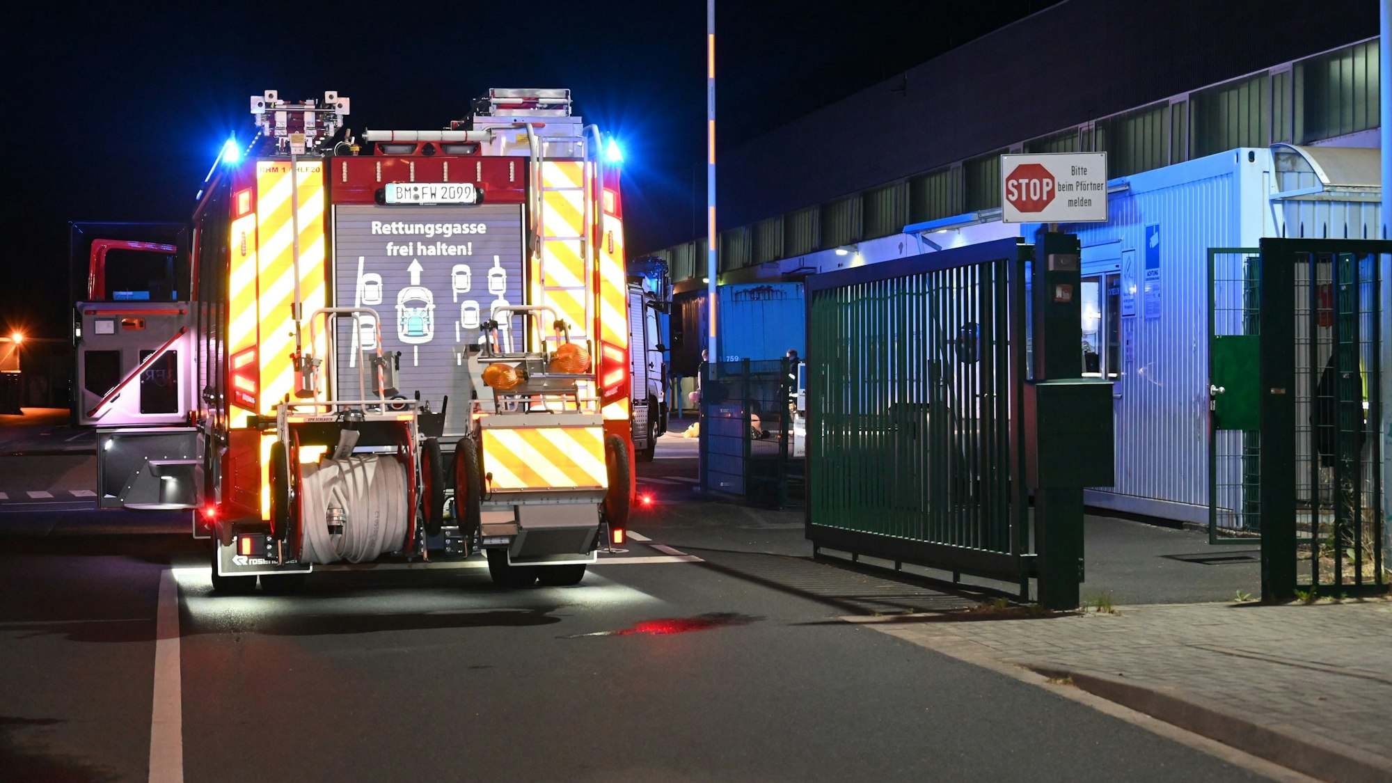 Die Feuerwehr steht vor einer Lagerhalle in Bergheim, in der in der Nacht ein Feuer ausgebrochen war.
