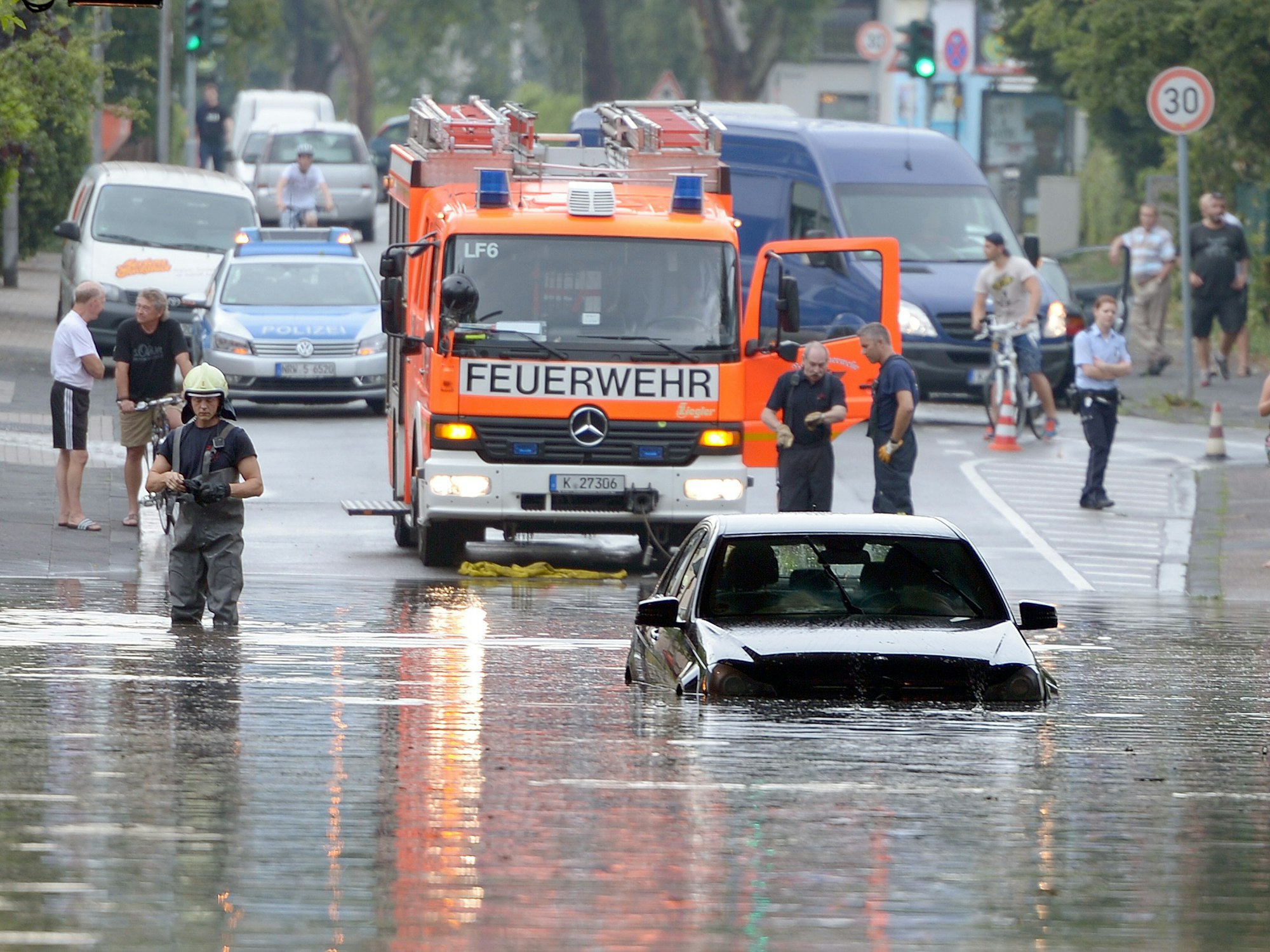 Ein Auto steht in Köln (Nordrhein-Westfalen) in einer Unterführung, die nach starken Regenfällen überflutet war.