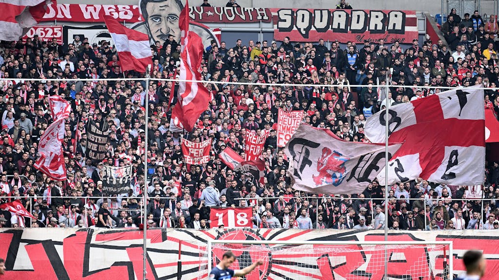 Fans von Fortuna Düsseldorf feuern ihr Team beim Heimspiel gegen Darmstadt 98