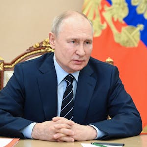 Der russische Präsident Wladimir Putin bei einer Rede im Moskauer Kreml. Putin sitzt vor einer russischen Flagge.
