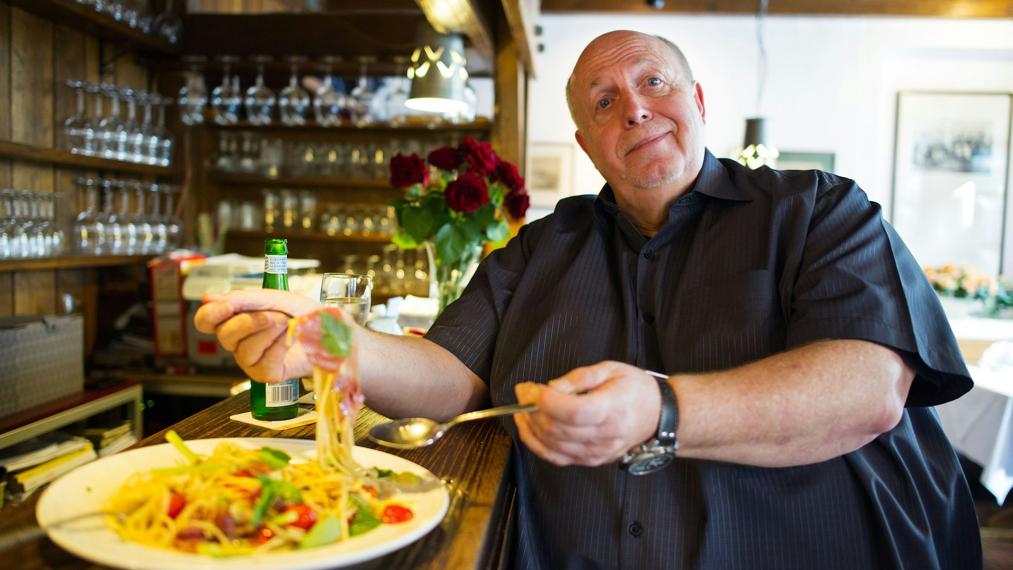 Reiner Calmund sitzt in seiner Wahlheimat Saarlouis am Tresen der Auberge Marechal Ney und isst einen Teller Spaghetti.