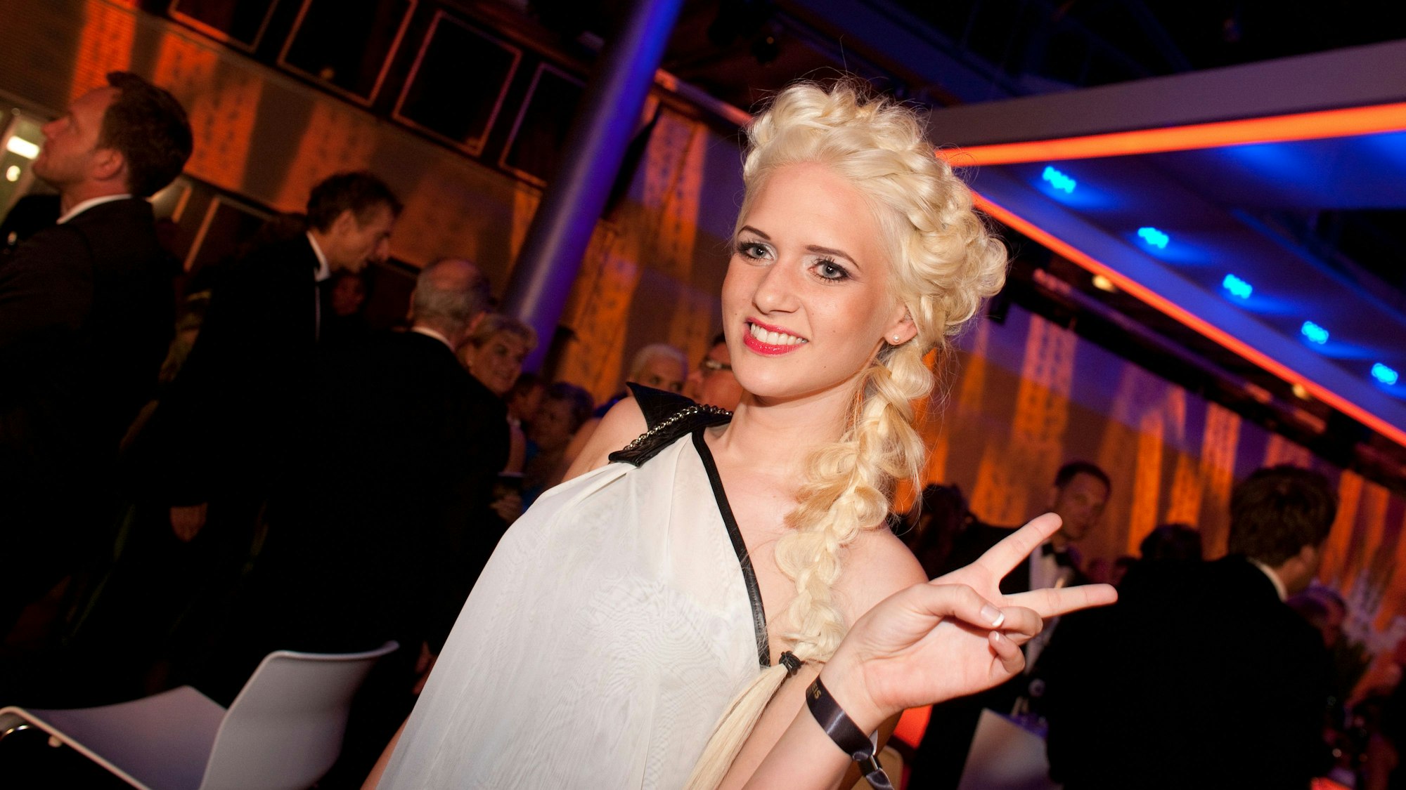 Model Sarah Knappik posiert beim Deutschen Fernsehpreis im Coloneum in Köln auf der Aftershow-Party.