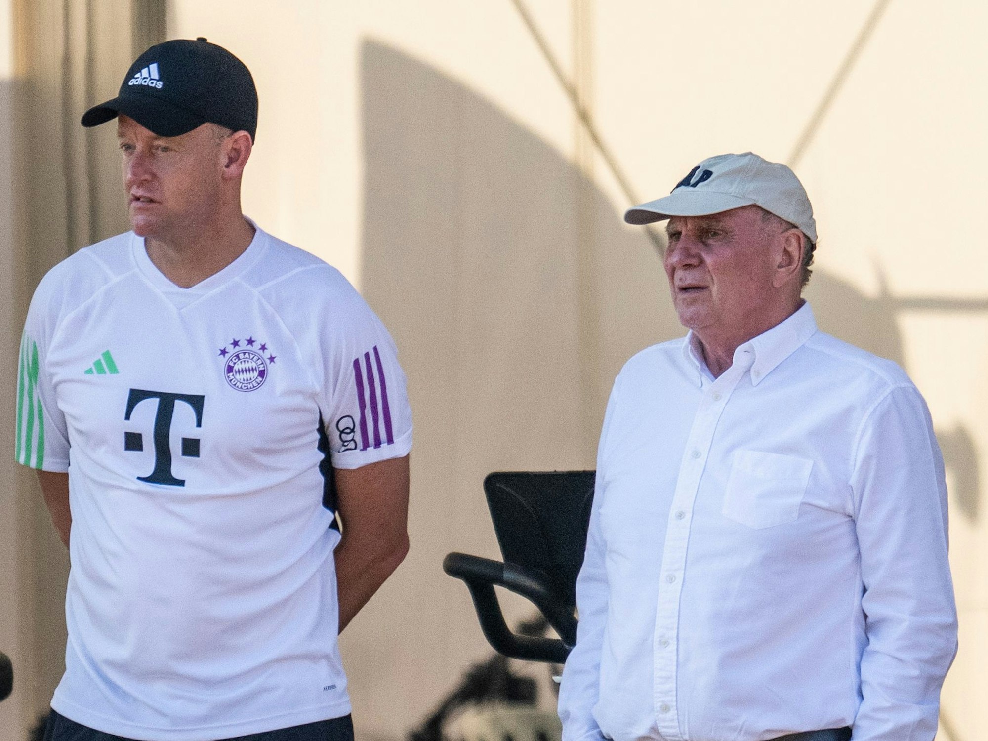Mannschaftsarzt Jochen Hahne steht neben Uli Hoeneß.