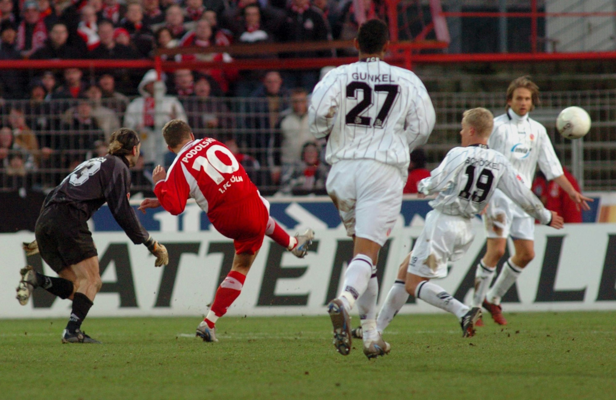 Lukas Podolski vom 1. FC Köln trifft im Januar 2005 nach einem Solo zum 4:2 bei Energie Cottbus.