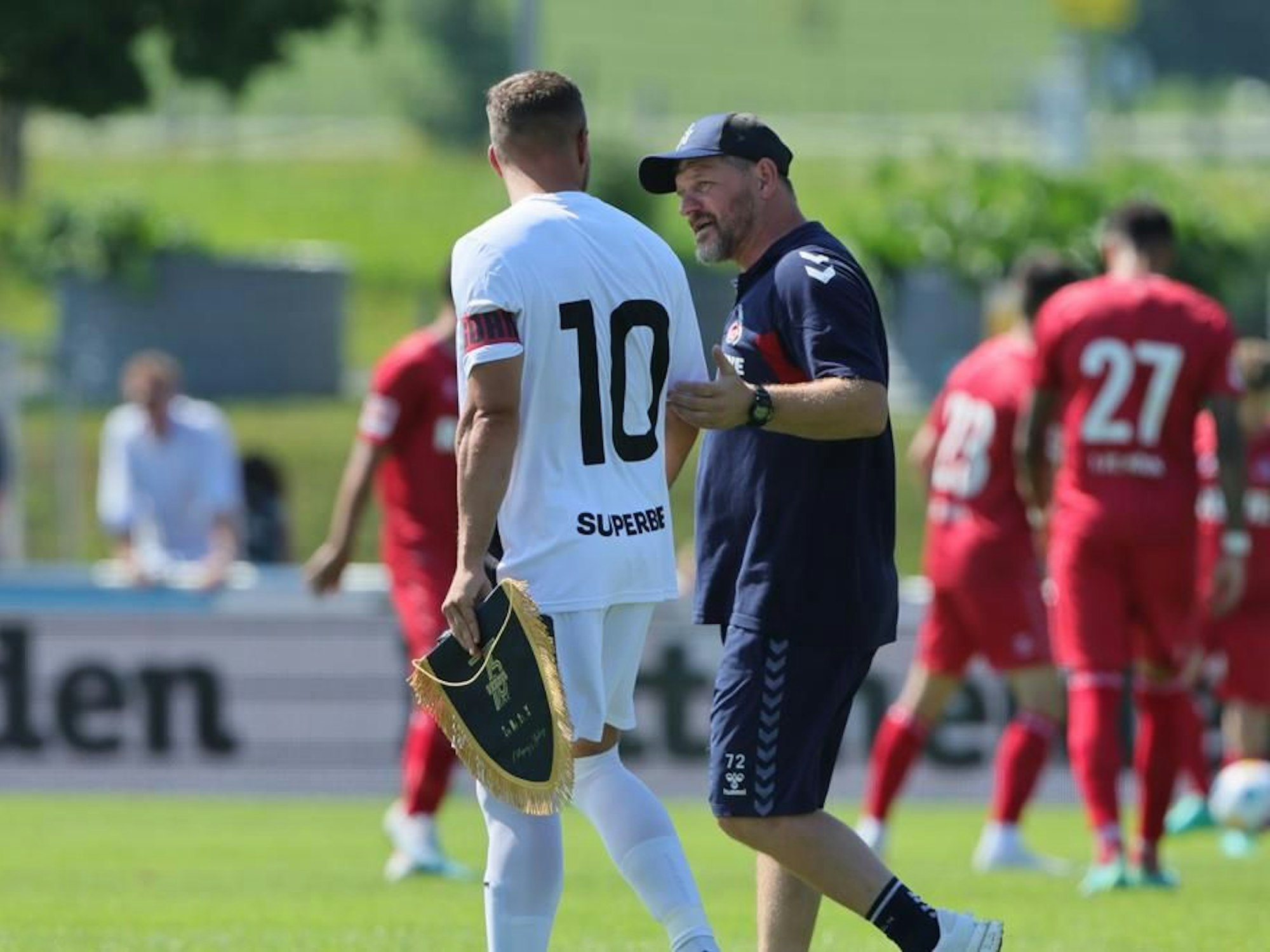 FC-Trainer Steffen Baumgart am 16. Juli 2023 am Rande des Test-Kicks gegen Gornik Zabrze mit Lukas Podolski in St. Johann in Tirol.