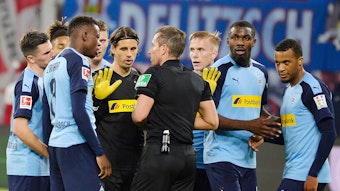 Die Spieler von Borussia Mönchengladbach protestieren am 1. Februar 2020 bei Schiedsrichter Tobias Stieler, nachdem er Alassane Plea (r.) mit der Roten Karte vom Platz gestellt hatte.