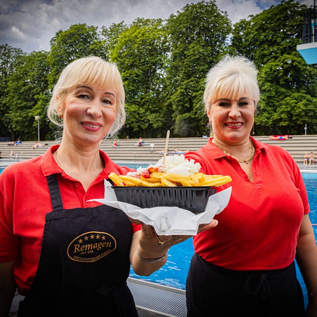 Der Klassiker unter den Schwimmbad-Genüssen: Pommes. Irina und Tatjana Becker präsentieren im Stadionbad die Portion Pommes.