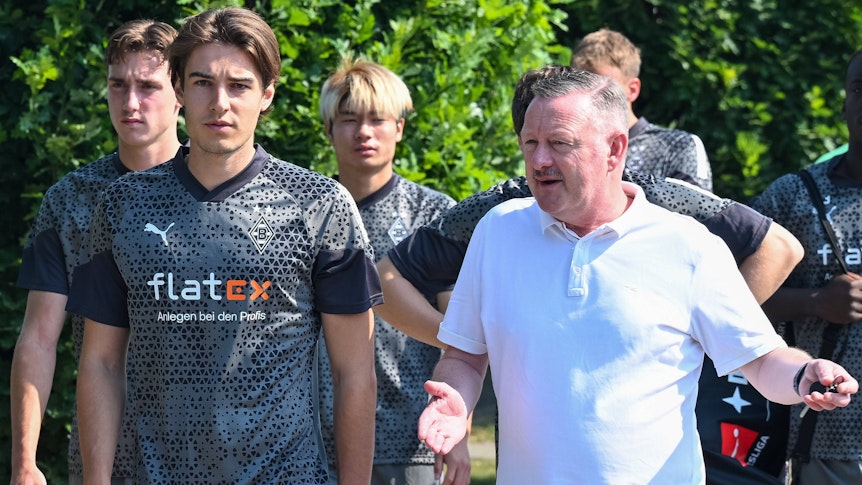 Florian Neuhaus (l.) und Roland Virkus unterhalten sich vor dem ersten Training von Borussia Mönchengladbach in der Saison 2023/24 am 9. Juli 2023.