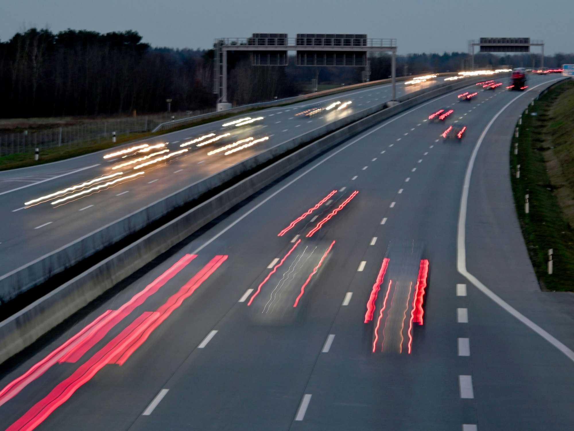 Die Lichter der Autos sind auf der Autobahn A7 in Richtung Norden zu sehen (Aufnahme mit langer Belichtungszeit).
