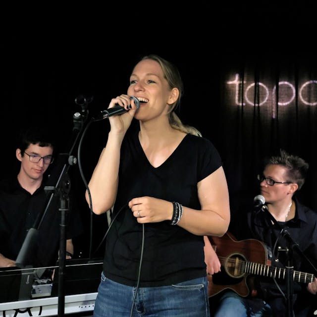 Sängerin Yvonne Ebers von Kayvo im Topos