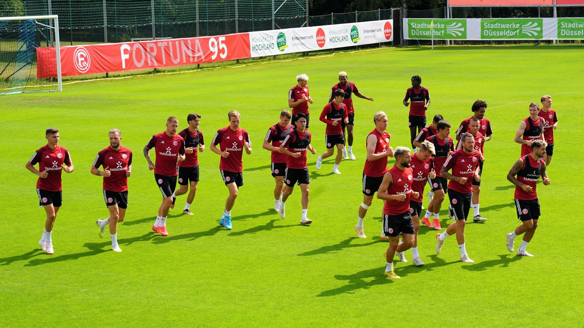 Die Spieler von Fortuna Düsseldorf laufen sich im Trainingslager in Bad Leonfelden warm.