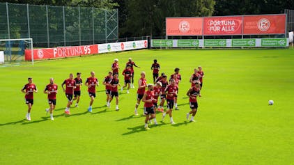 Die Spieler von Fortuna Düsseldorf laufen sich im Trainingslager in Bad Leonfelden warm.