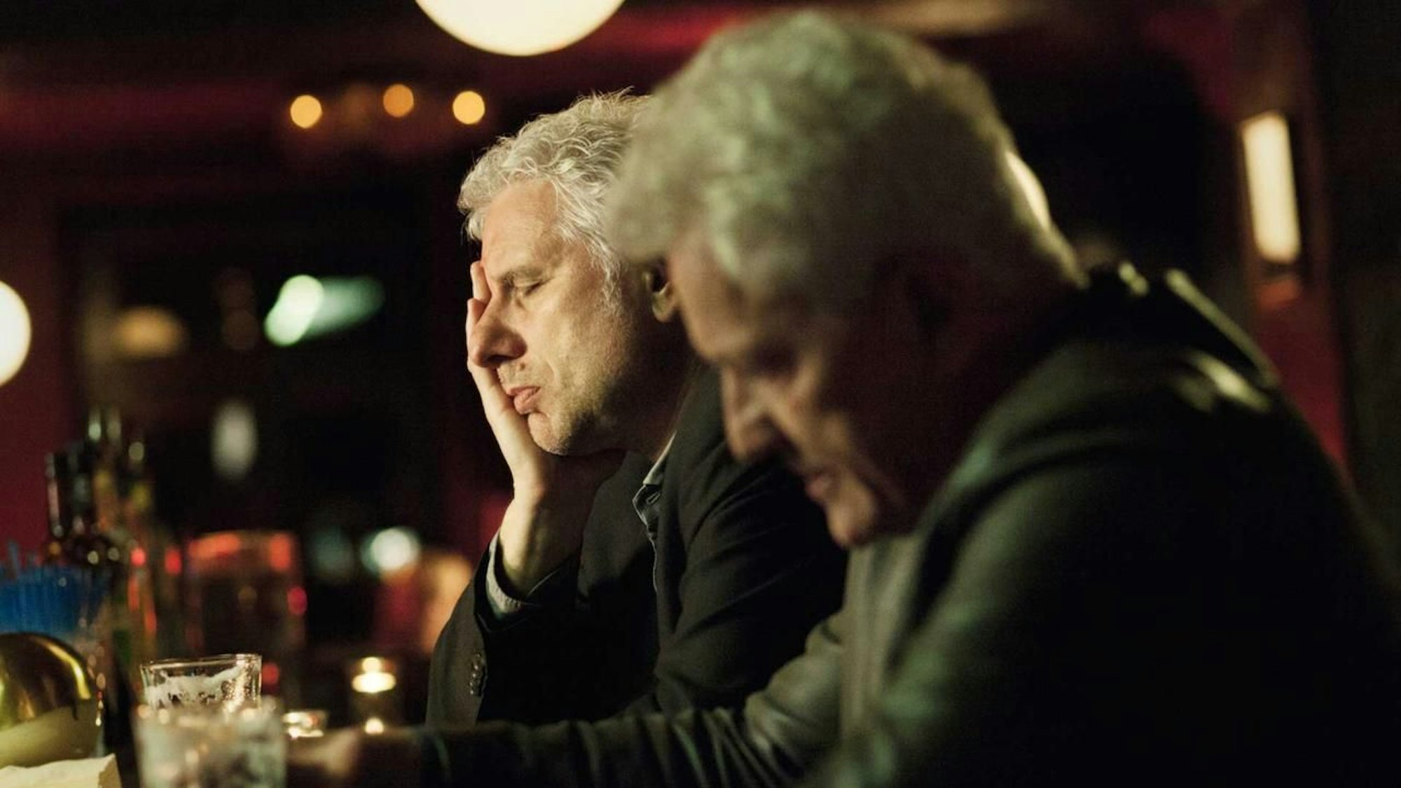 Die „Tatort“-Kommissare Franz Leitmayr (Udo Wachtveitl, l.) und Ivo Batic (Miroslav Nemec) sitzen in der Folge „Die Wahrheit“ an einer Bar.