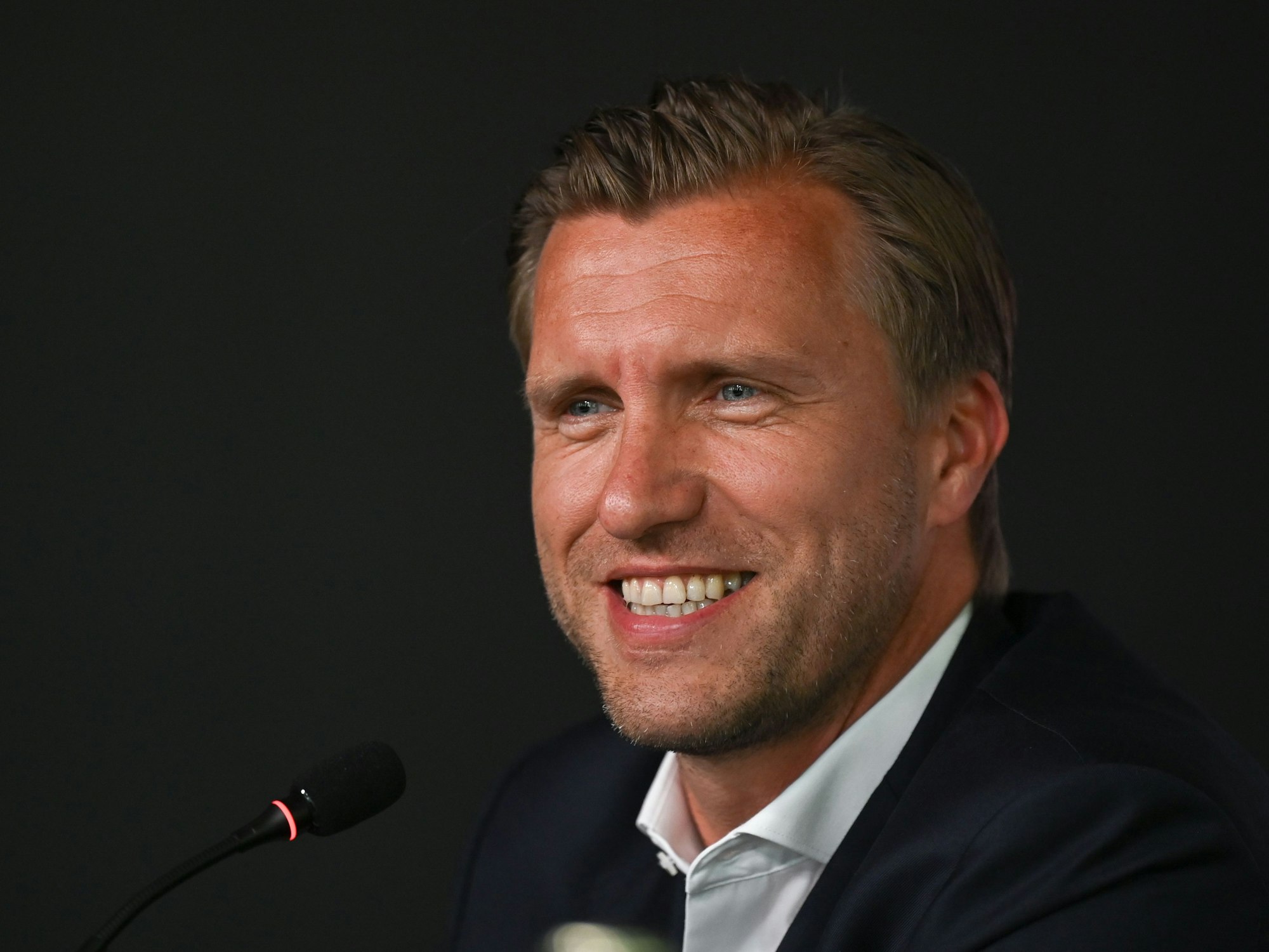 Markus Krösche, Sportvorstand des Fußball-Bundesligisten Eintracht Frankfurt, spricht während einer Pressekonferenz im Proficamp.