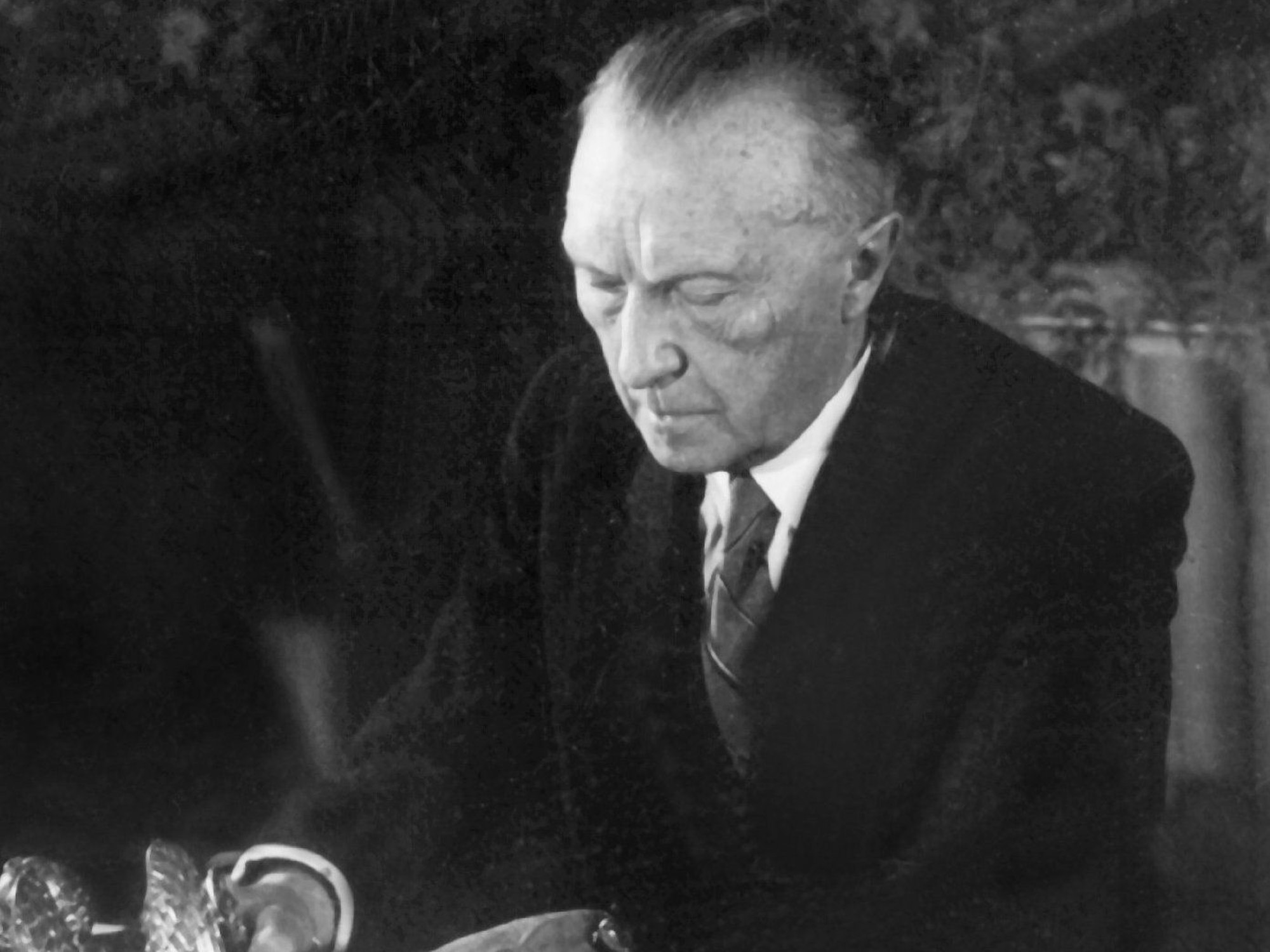 Konrad Adenauer, bei der Unterzeichnung des Grundgesetzes (Archivfoto vom 23. Mai 1949)