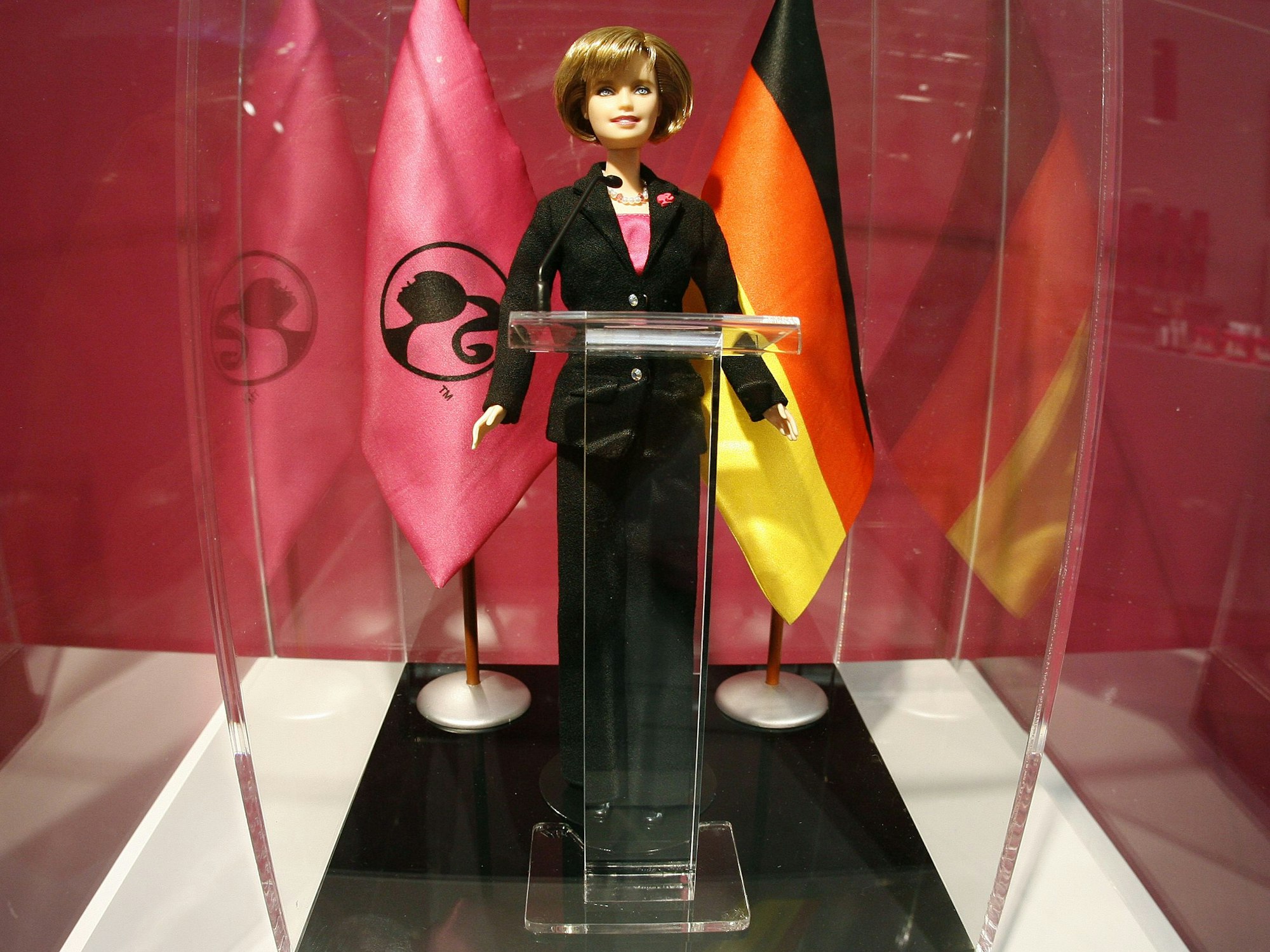 Eine der Bundeskanzlerin Angela Merkel nachempfundene Barbie-Puppe des Spielwarenherstellers Mattel ist 2009 in Nürnberg auf der Spielwarenmesse zu sehen.