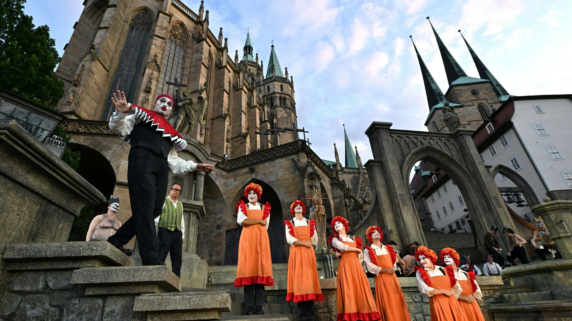 Solisten und Chor proben eine Szene der Oper ·Fausts Verdammnis· von Hector Berlioz für die Domstufen-Festspiele in Erfurt vor der Kulisse des Mariendoms und St. Severi.