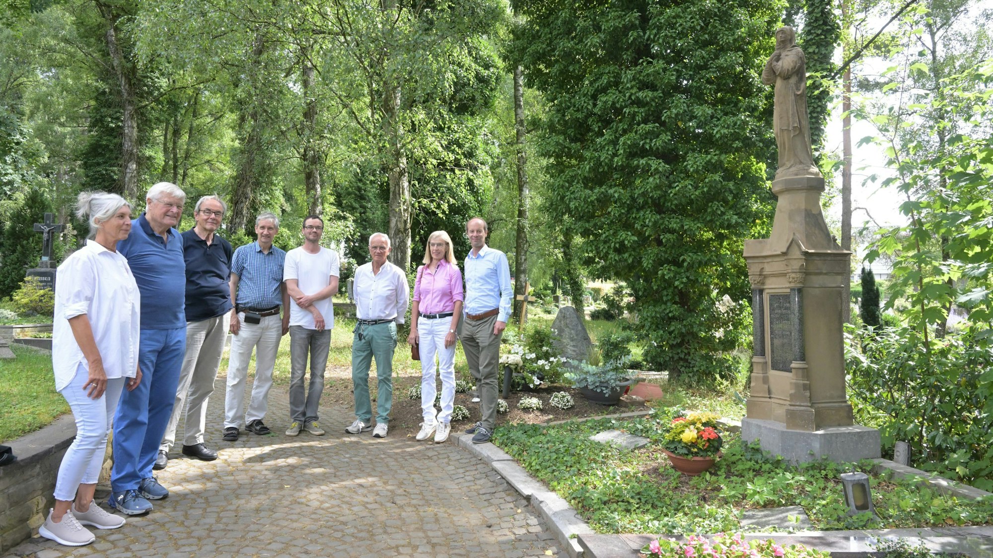 Das frisch renovierte Grabmal des ersten Bürgermeisters von Bergisch Gladbach auf dem Laurentiusfriedhof. Vereinsmitglieder des Campus Memoriae und des Geschichtsvereins mit einer Vertreterin der Stadt und dem Restaurator.