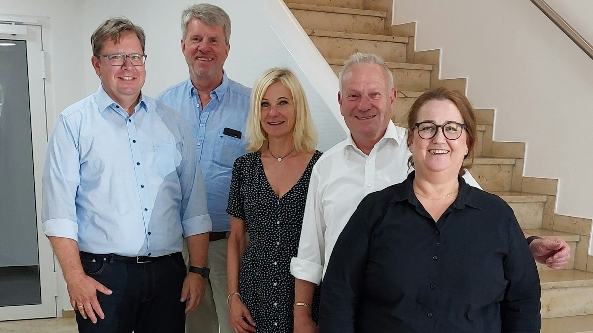 Dezernent Christoph Herrmann, Bondina Schulze und das Unternehmerpaar Doris und Peter Remshagen stehen vor einer Treppe.