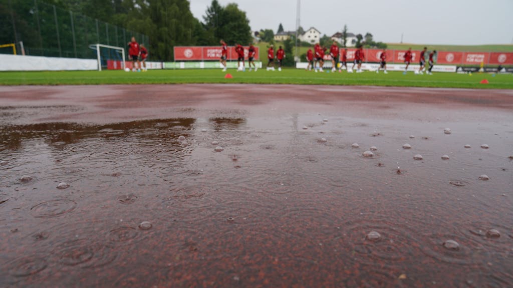 Die Profis von Fortuna Düsseldorf trainieren auf dem Platz in Bad Leonfelden.