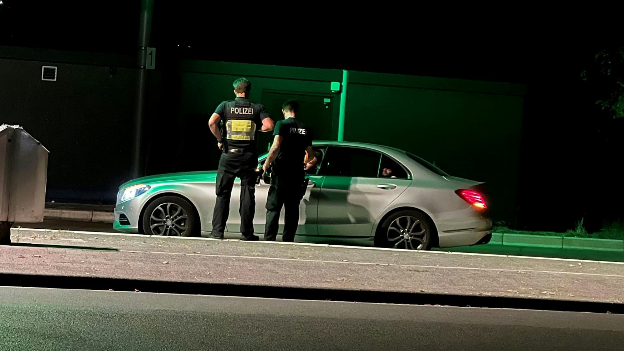 Polizei kontrolliert Autofahrer der Poserszene, die auf der Alfred-Schütte-Allee verbotswidrig wenden