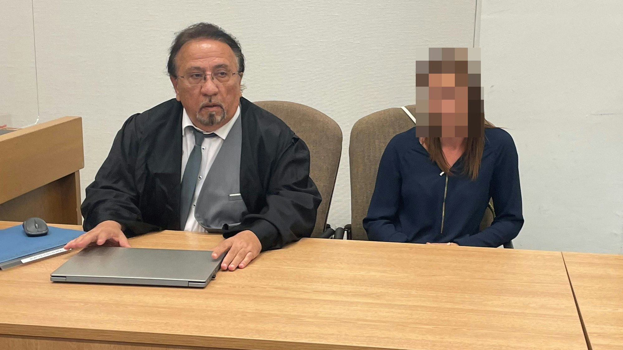 Die Angeklagte beim Prozess im Kölner Amtsgericht neben ihrem Verteidiger.