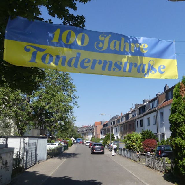 Ein Banner hängt über der Straße.