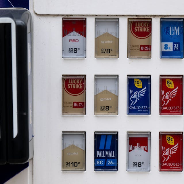 Die Warnhinweise„ Rauchen ist tödlich“ und „Rauchen verursacht Herzanfälle“ stehen auf einem Zigarettenautomaten
