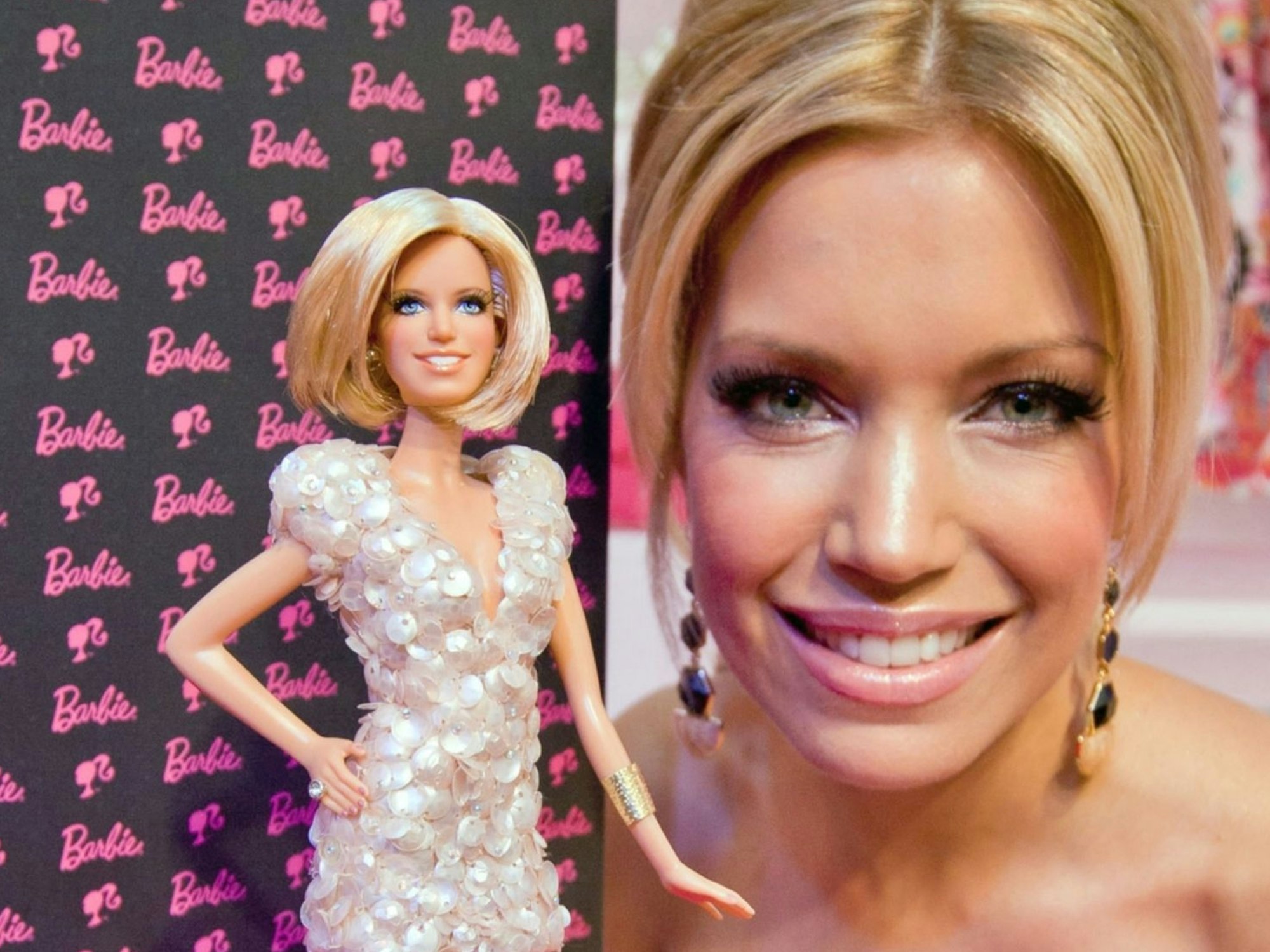 Sylvie van der Vaart posiert 2012 in Nürnberg mit ihrer eigenen One of a Kind Barbie.