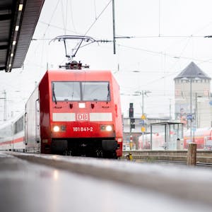 Ein IC der Deutschen Bahn (DB) fährt an einem Bahnhof ein. (Symbolbild)