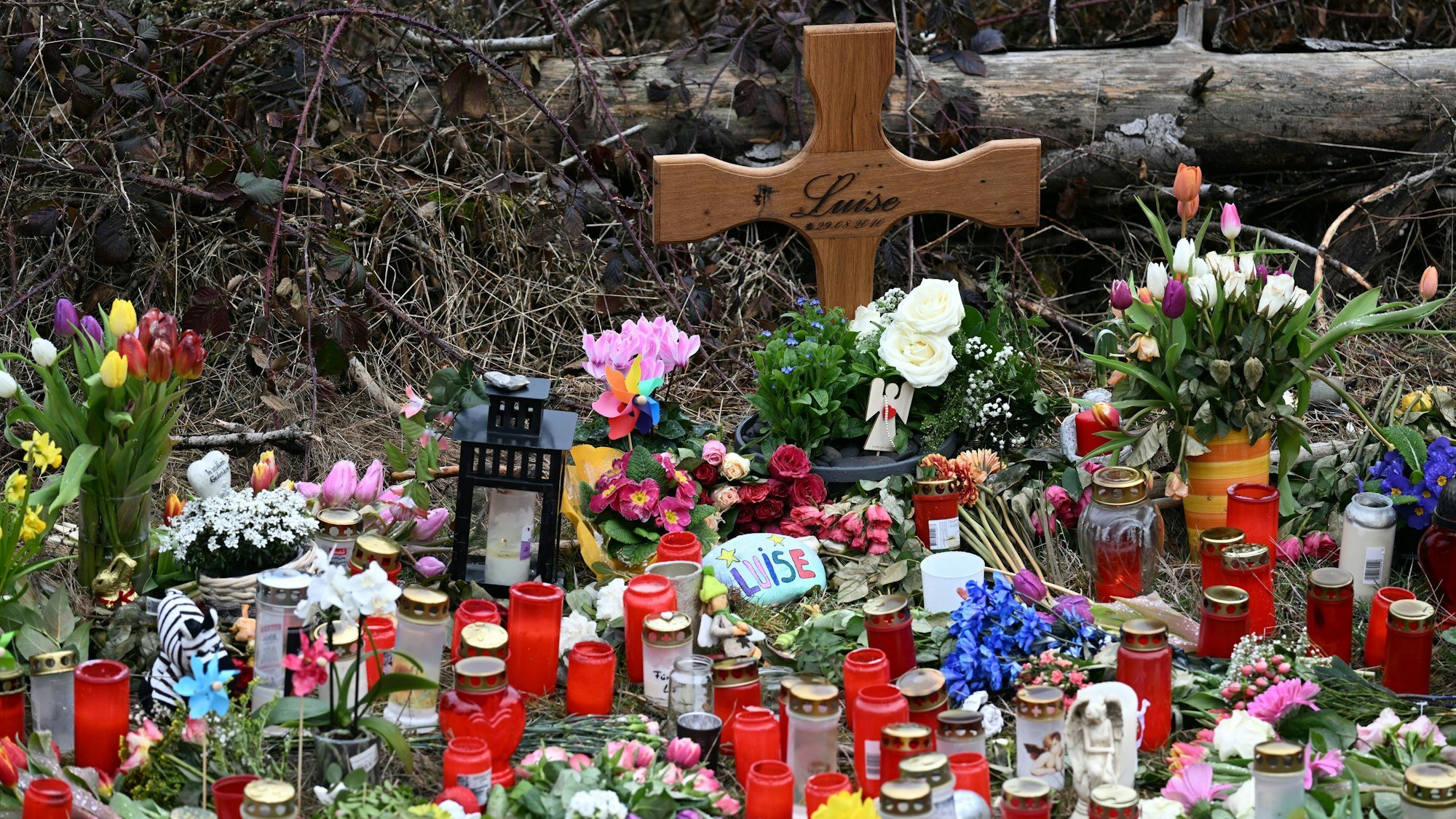 Der Tatort kurz nach dem gewaltsamen Tod der zwölfjährigen Luise. Angehörige des Mädchens aus Freudenberg im Siegerland haben Kerzen und Blumen am Tatort abgestellt.