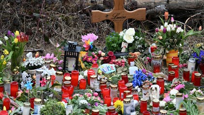 Der Tatort kurz nach dem gewaltsamen Tod der zwölfjährigen Luise. Angehörige des Mädchens aus Freudenberg im Siegerland haben Kerzen und Blumen am Tatort abgestellt.