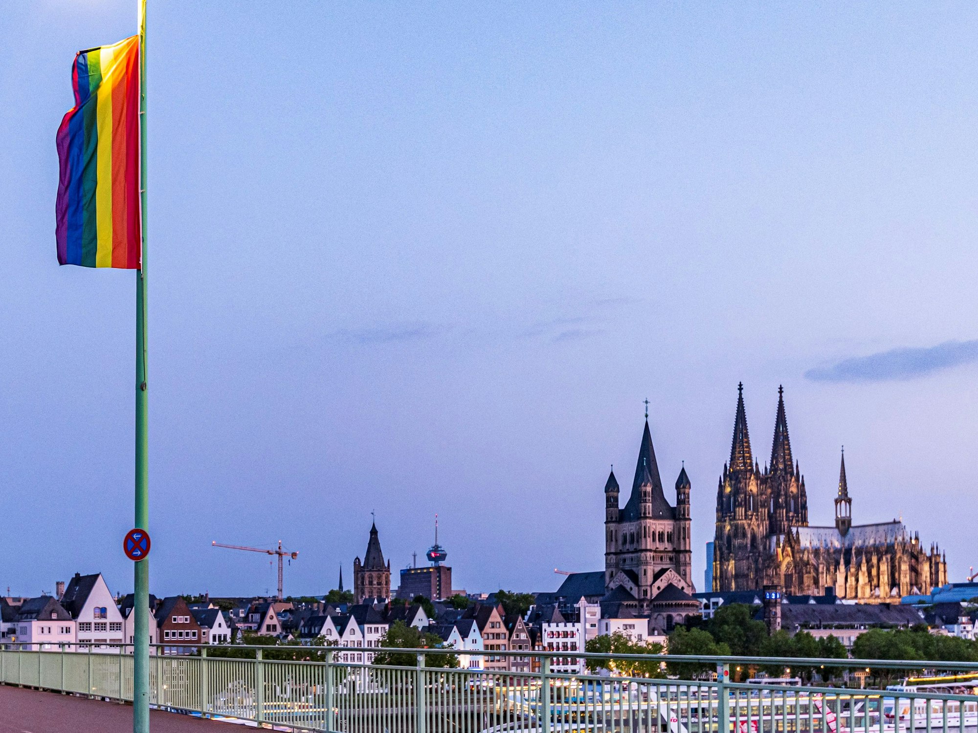 Regenbogenflagge mit Kölner Dom im Hintergrund